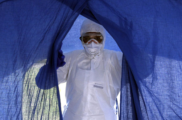 Еболу ширио свештеник, зараза у граду од два милиона становника